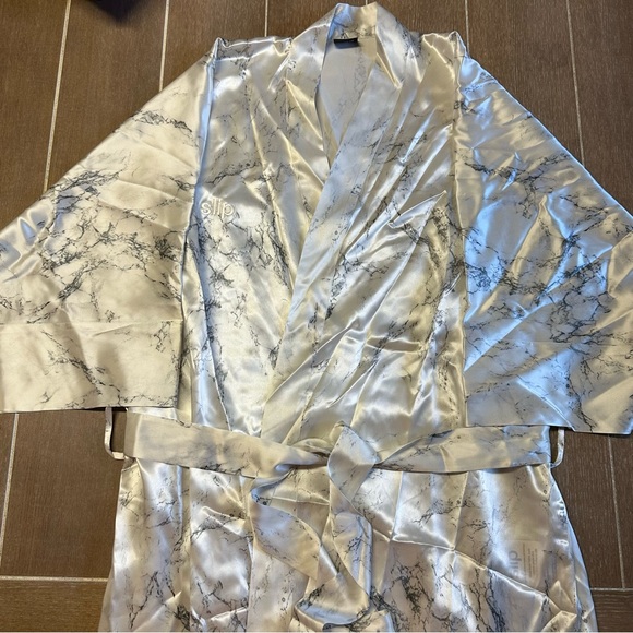 Slip Silk Marble Robe - Picture 4 of 7